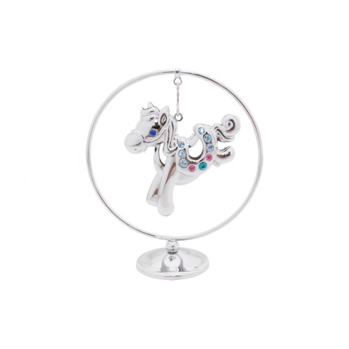 Zirgs iekārts ķedītē aplī, ar SWAROVSKI kristāliem, sudraba pārklājums. Izmērs 5 x 7 cm.