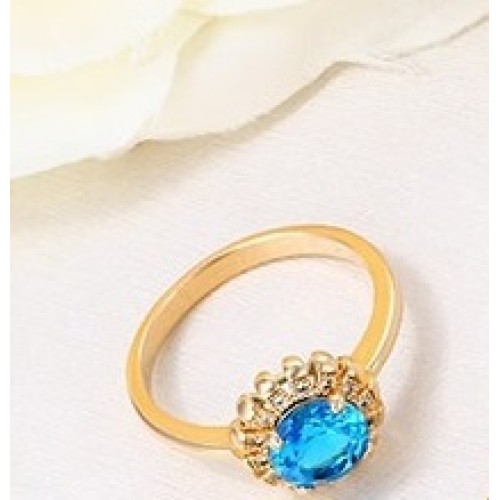 Apzeltīts gredzens ar baltiem cirkoniem